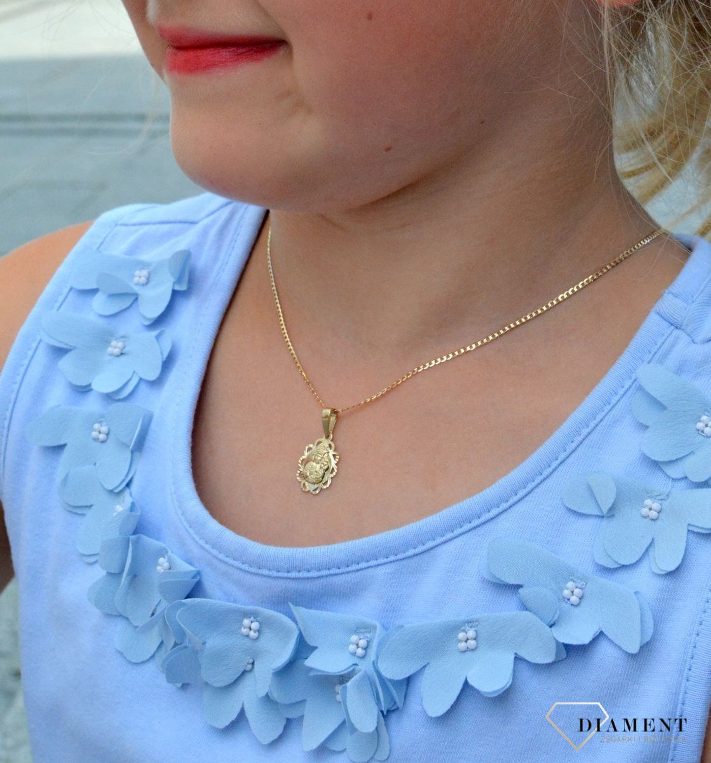 Złota zawieszka medalik owalny Matka Boska ZA 6730 333. Medalik będący wspaniałą pamiątką i prezentem z okazji chrztu, komunii czy bierzmowania. Zawieszka wykonana ze złota próby 333. Piękna biżuteria o bogatej symbolice rel.jpg